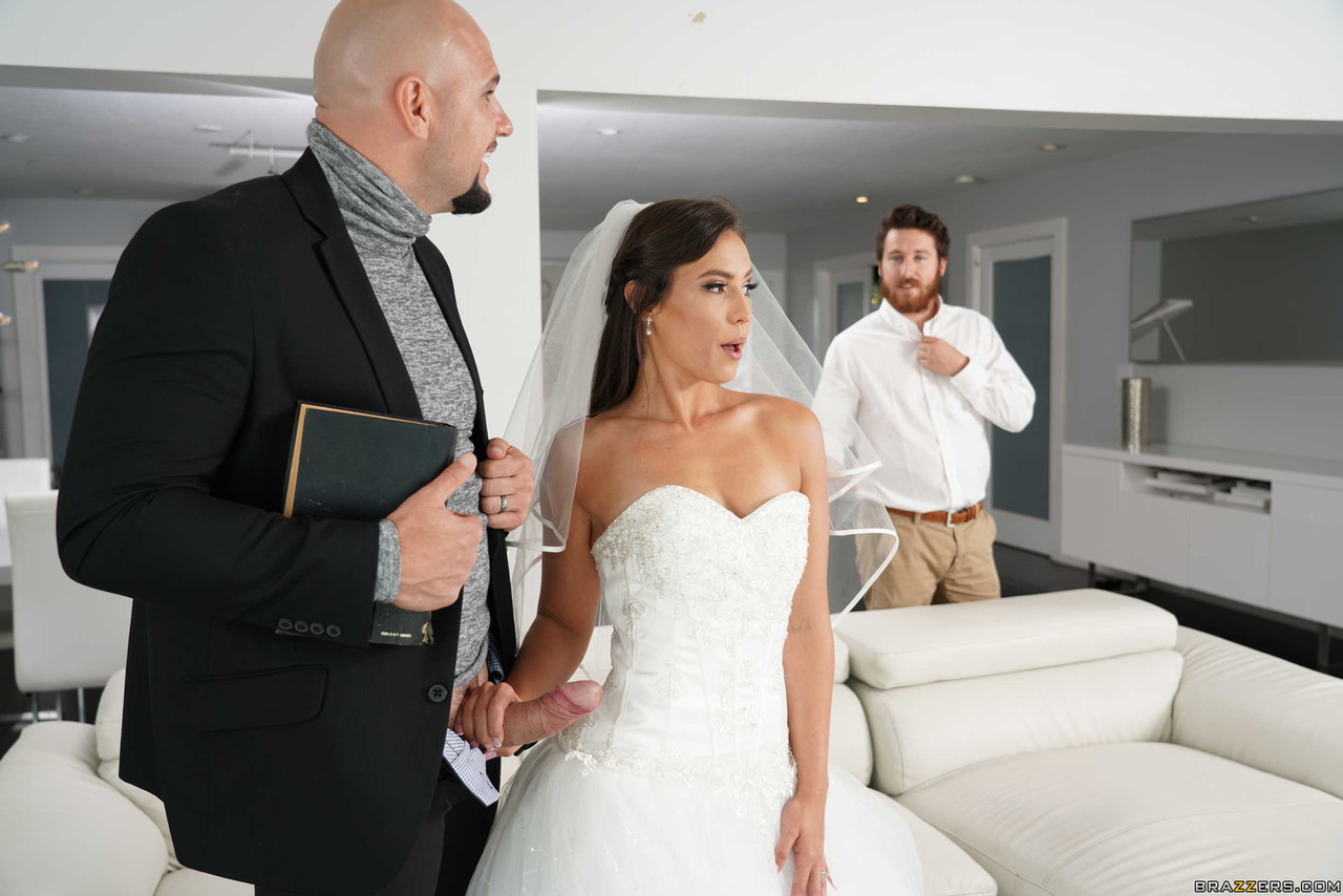 Грудастая невеста в белом платье трахается с официантом