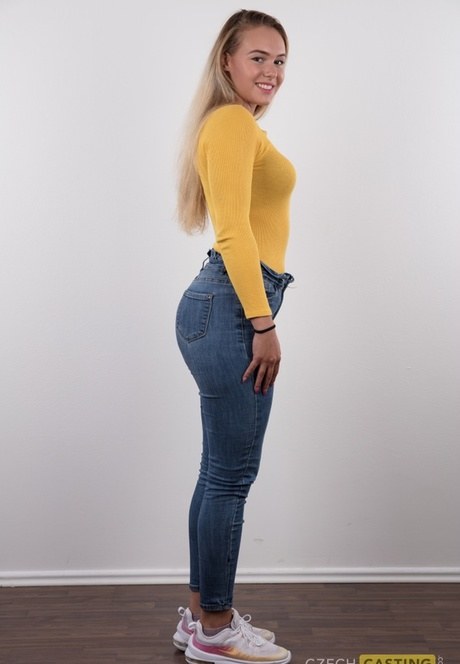 18 летняя блондинка в джинсах раздевается догола для фотографа
