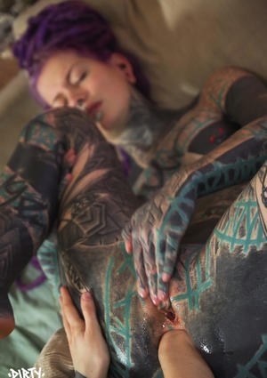 Анальный фистинг татуированной девушки мужской рукой крупным планом